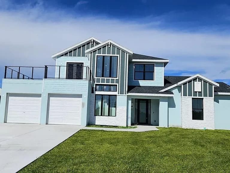 15100 Leipzig Cir, Port Charlotte — Vivienda contemporánea con ventanas grandes