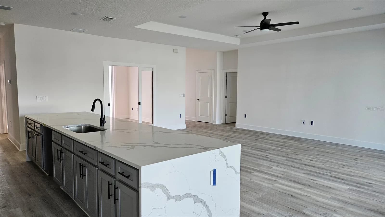 Isla de cocina en una vivienda terminada de Coastal Pointe, abierta a la sala principal