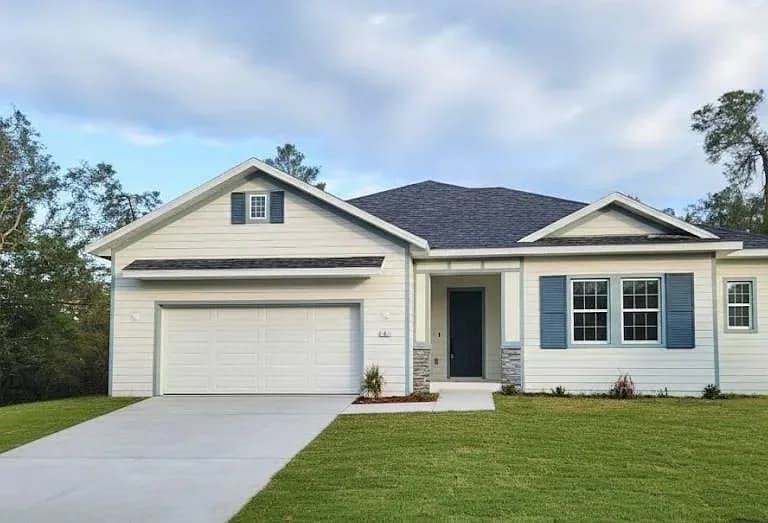 9 Dusty Miller Ct, Homosassa — Jardín delantero con paisajismo