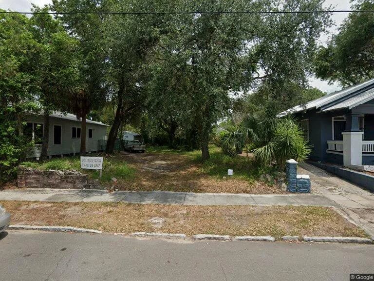 928 E 11Th Ave, Tampa — Oficina en casa con escritorio y equipo de trabajo